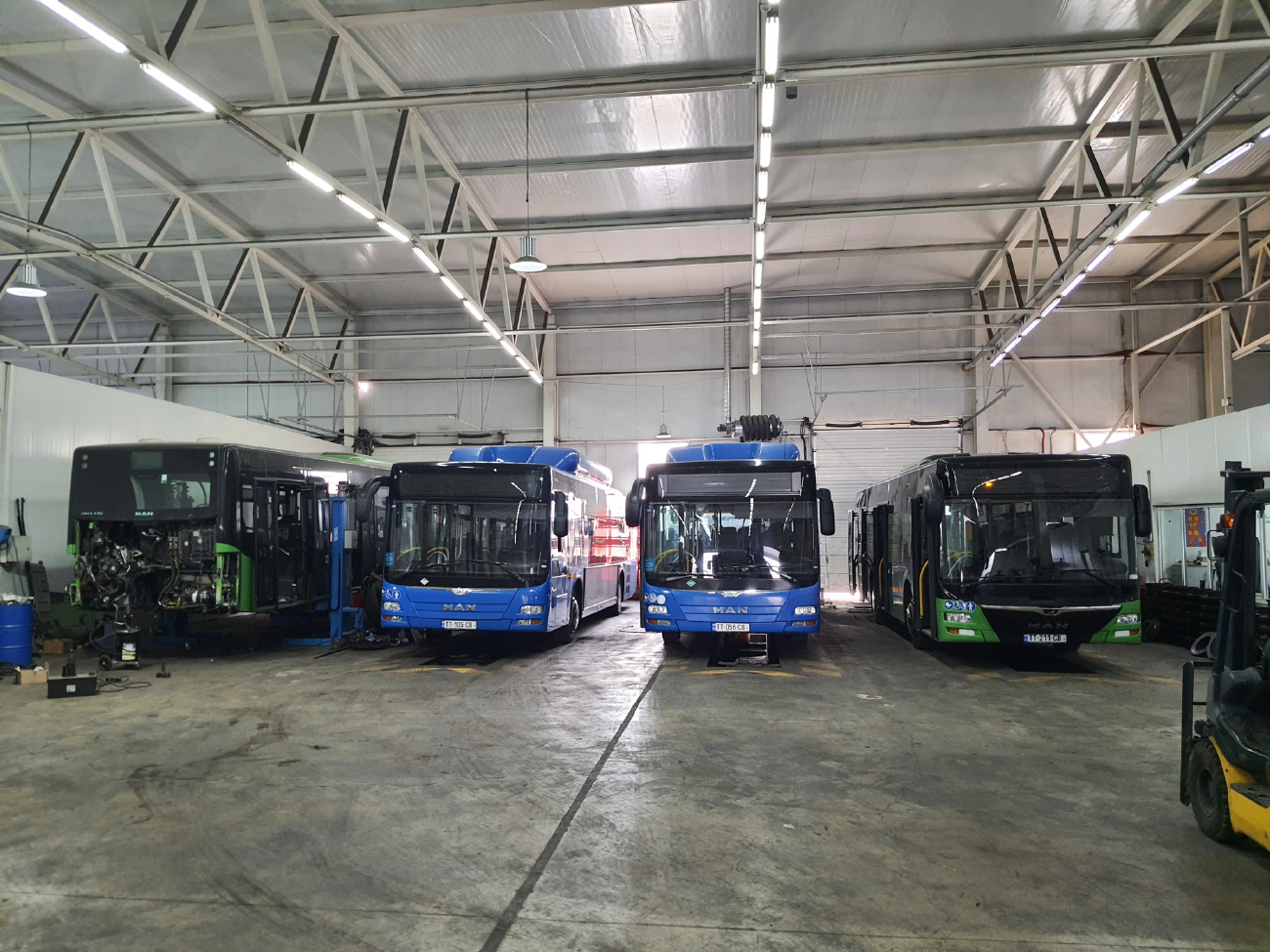 Tbilisi, MAN A47 Lion's City M NL293-10,5 # TT-211-CB; Tbilisi, MAN A21 Lion's City NL313 CNG # TT-056-CB; Tbilisi, MAN A21 Lion's City NL313 CNG # TT-105-CB; Tbilisi — Bus Depot N2