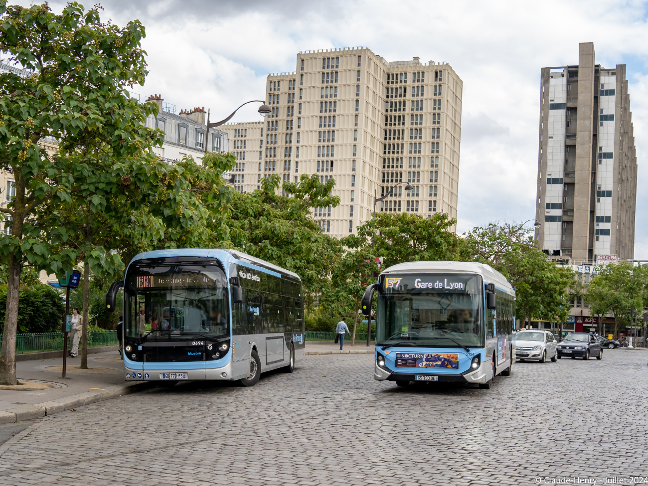 Paris, Bolloré Bluebus 12 II # 0694; Paris, Heuliez GX337 ELEC # 2194
