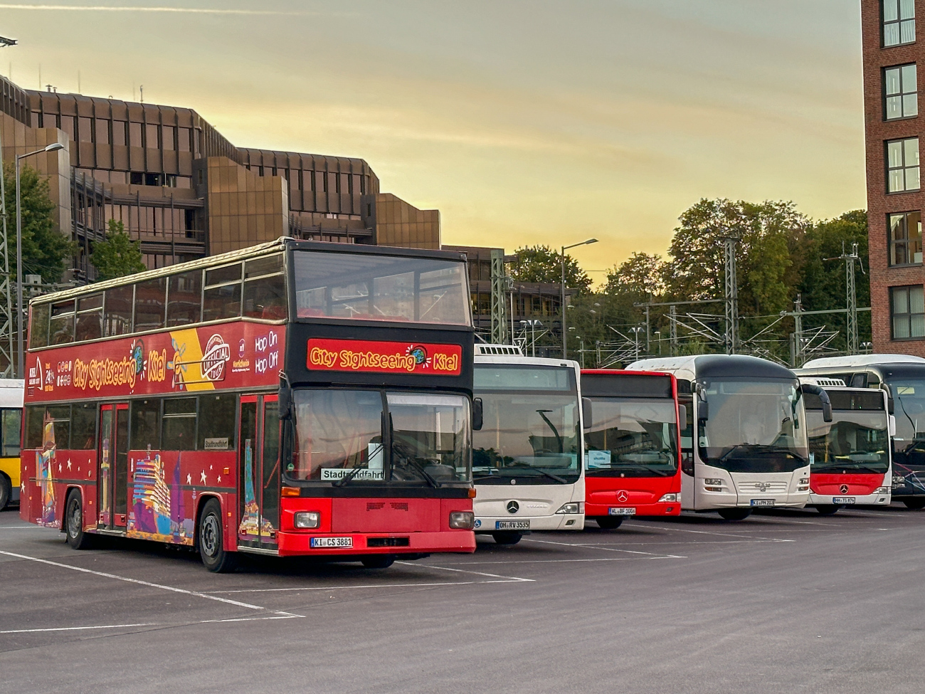 Kiel, MAN 592 SD202 # KI-CS 3881; Eutin, Mercedes-Benz O530 Citaro Facelift LE Ü # OH-RV 3535; Harburg, Mercedes-Benz O530 Citaro Facelift Ü # WL-BF 1006; Kiel, MAN R12 Lion's Regio ÜL354 # KI-PH 203; Hamburg, Mercedes-Benz O530 Citaro Facelift # HH-TG 876