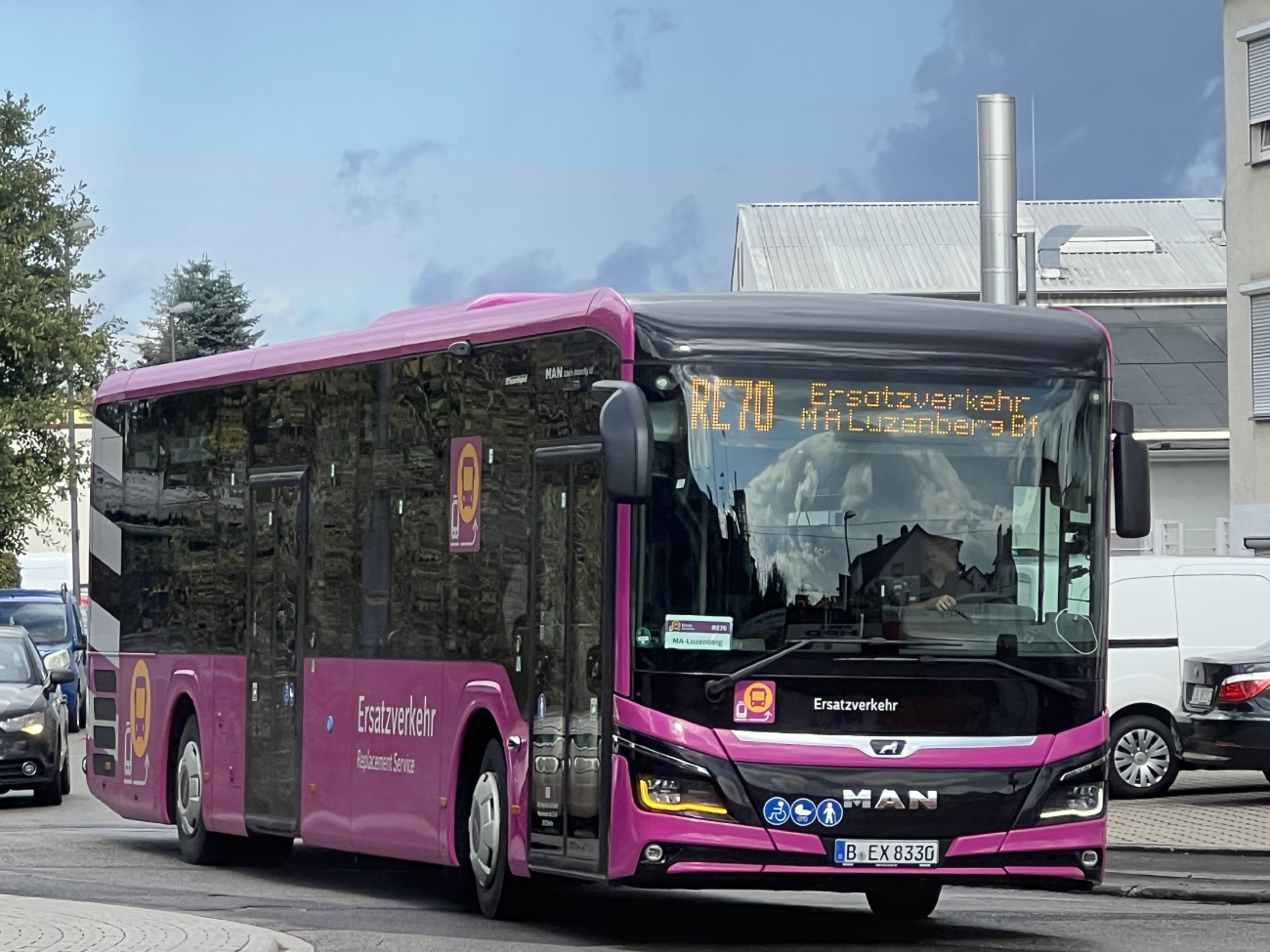 Berlin, MAN 43C Lion's Intercity Ü LE360 EfficientHybrid # 833; Frankfurt am Main — EV Generalsanierung Riedbahn 2024