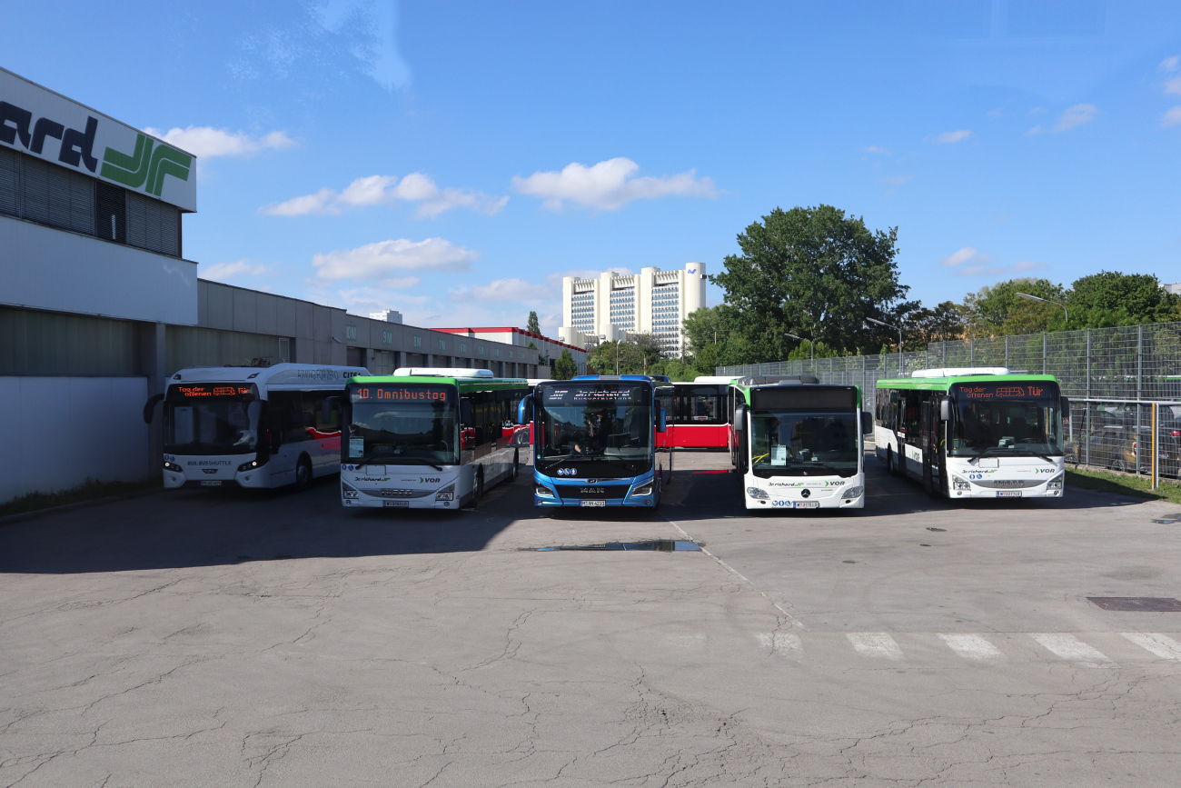 Kiel, VDL Citea II SLF-120 Electric # PB-BC 6476; Vienna, IVECO Crossway LE 12M # 4393; Munich, MAN 12C Lion's City NL330 # M-AN 4231; Vienna, Mercedes-Benz Citaro C2 G # 1700; Vienna, IVECO Crossway LE 12M # 4354