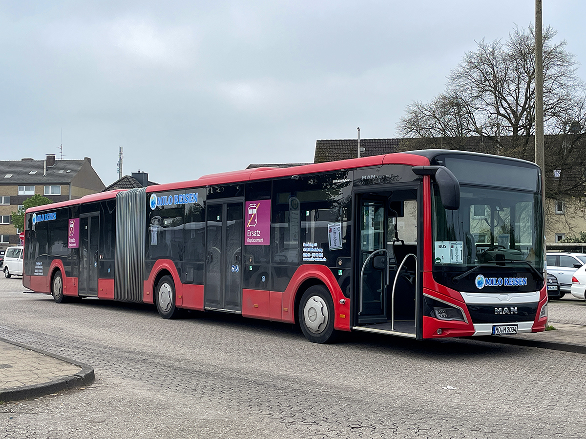 Moers, MAN 18C Lion's City NG360 EfficientHybrid # MO-M 2034; Oberhausen — Ersatzverkehr Generalsanierung Oberhausen — Emmerich