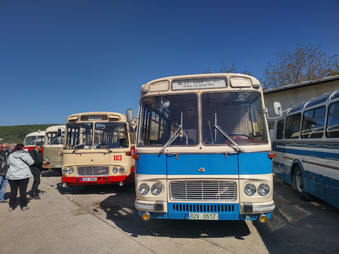 Brno, Karosa ŠL11.1305 # 02V 0517; Zlín, Karosa ŠM11.1620 # 3Z6 6966