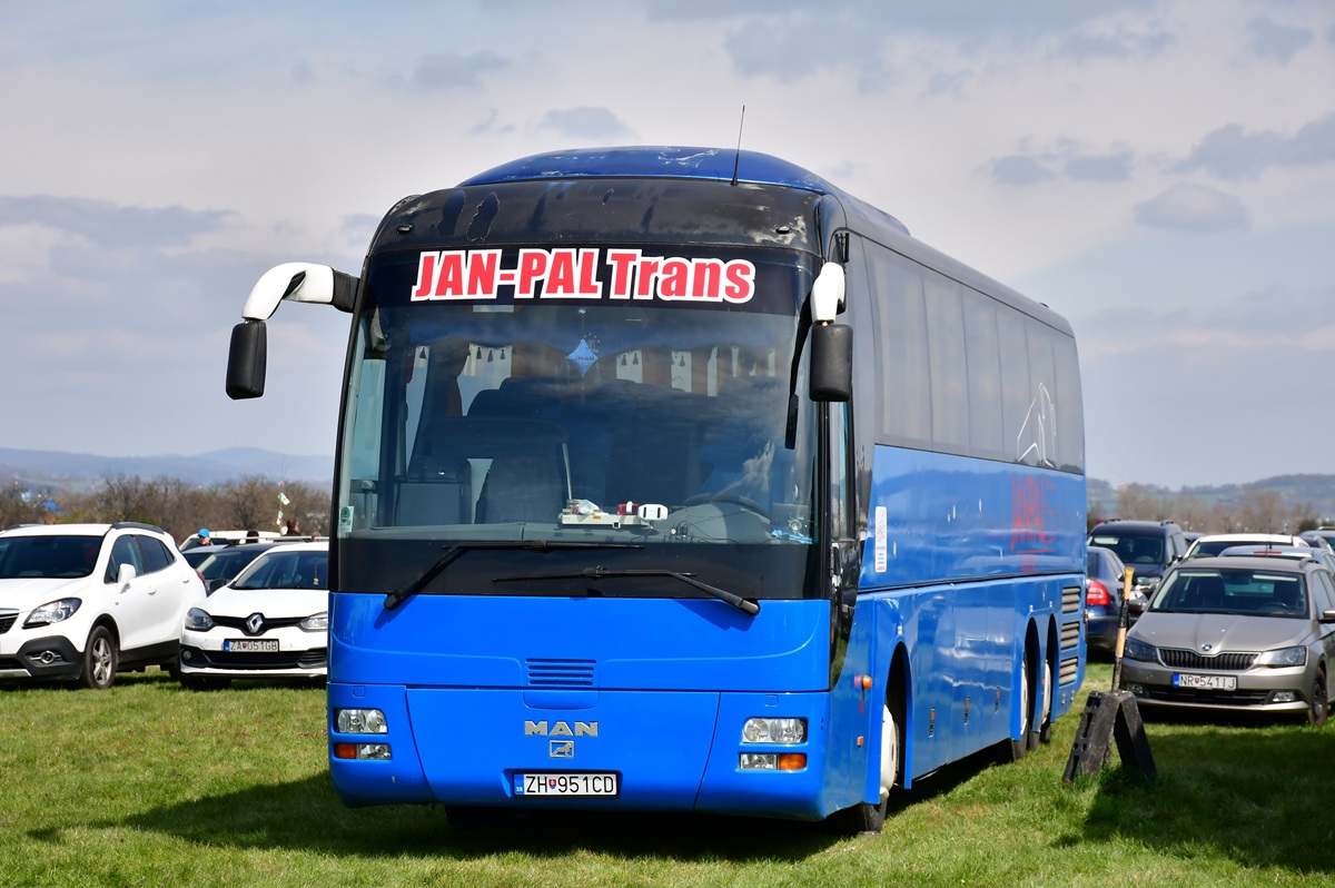 Žiar nad Hronom, MAN R08 Lion's Coach L # ZH-951CD