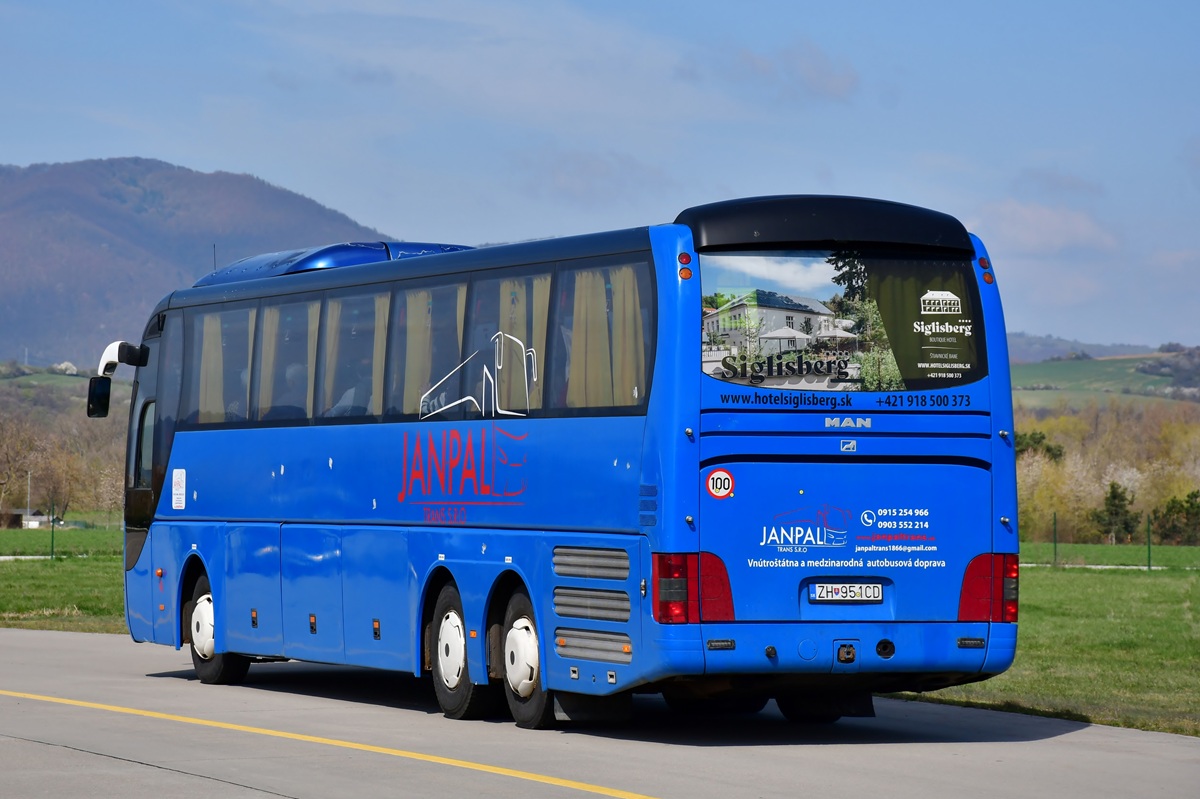 Žiar nad Hronom, MAN R08 Lion's Coach L # ZH-951CD