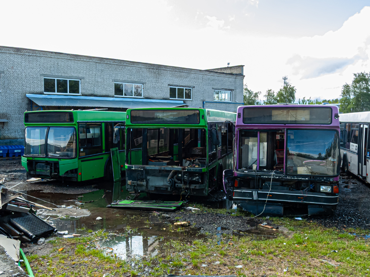 Brest, MAZ-107.466 # 402; Zhabinka, MAZ-103.062 # 586; Brest, MAZ-107.066 # 340