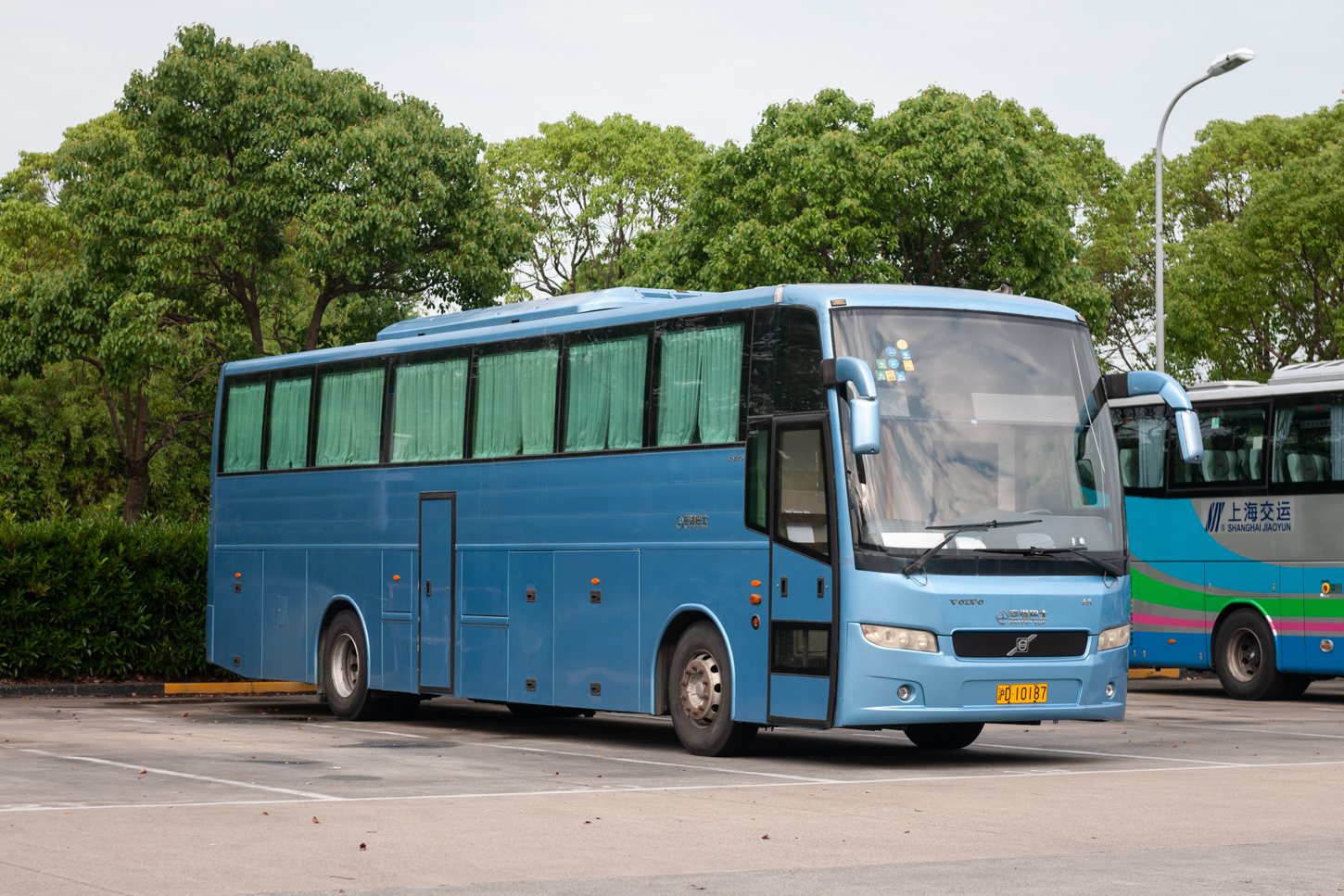 Shanghai, Silver Bus XW6120B1 (Volvo 9800) # 沪D10187