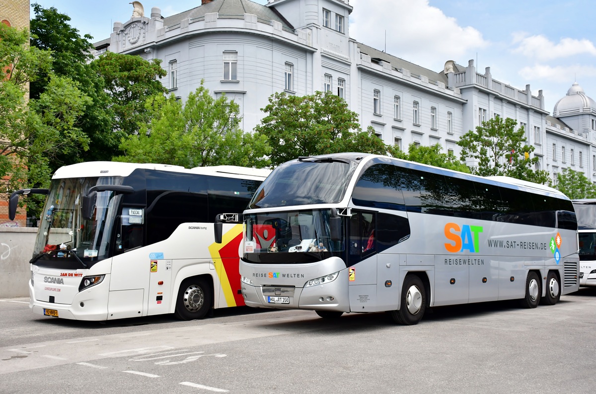 Halle (Saale), Neoplan P16 N1218HDL Cityliner # HAL-RT 208; Haarlem, Scania Touring HD 12,9 # 439