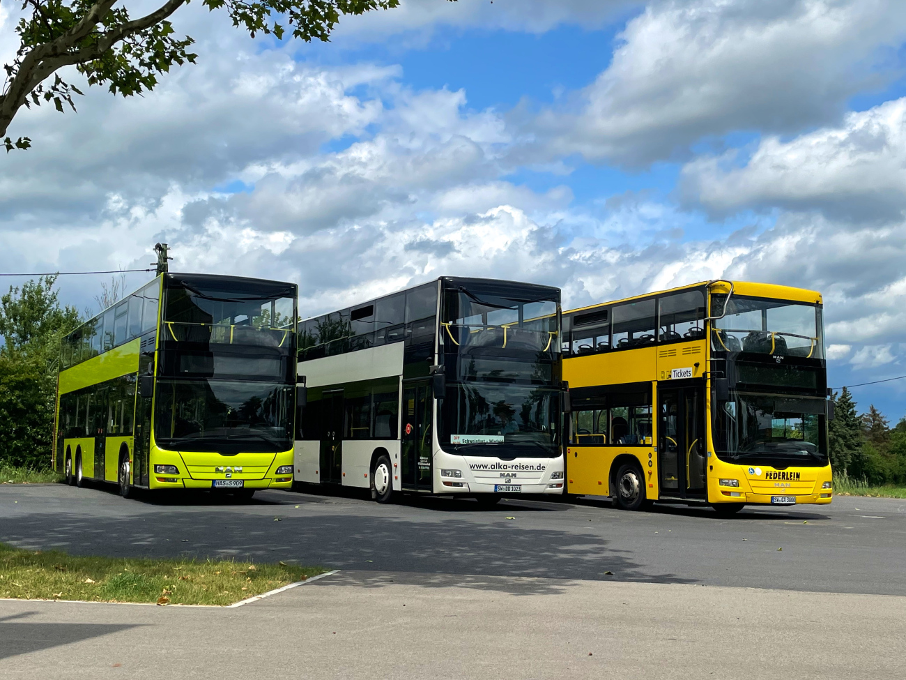 Haßfurt, MAN A39 Lion's City DD ND323 # HAS-S 909; Schweinfurt, MAN A39 Lion's City DD ND353 # SW-DD 1023; Schweinfurt, MAN A39 Lion's City DD ND313 # SW-GX 3000; Schweinfurt — Fotosonderfahrt — 07.06.2025 — MAN A39 Lion's City DD