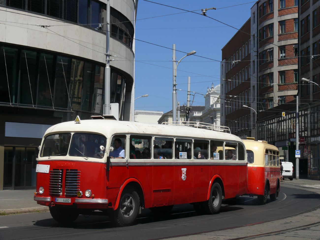 Brno, Škoda 706 RO # 22; Brno, Karosa B40 # 48