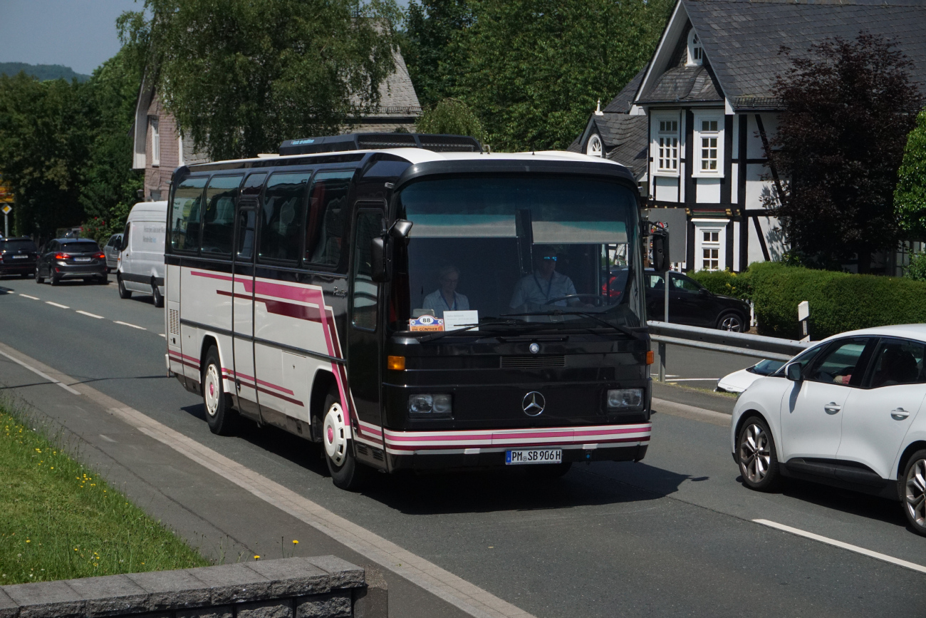 Bad Belzig, Mercedes-Benz O303 # PM-SB 906H; Siegen — 130 Jahre erste Motor-Omnibus-Linie (Deuz-Netphen-Siegen)