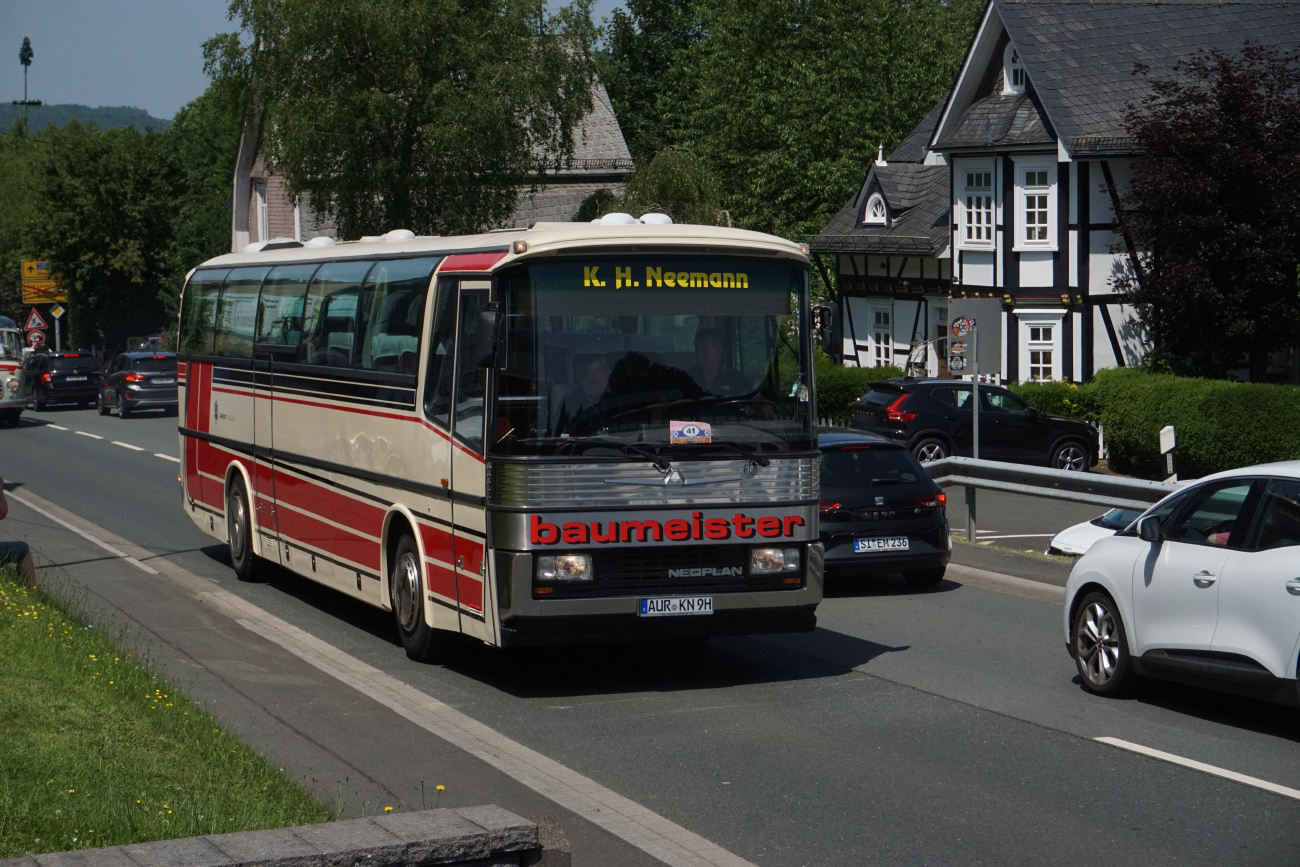 Aurich, Neoplan N216H Jetliner # AUR-KN 9H; Siegen — 130 Jahre erste Motor-Omnibus-Linie (Deuz-Netphen-Siegen)
