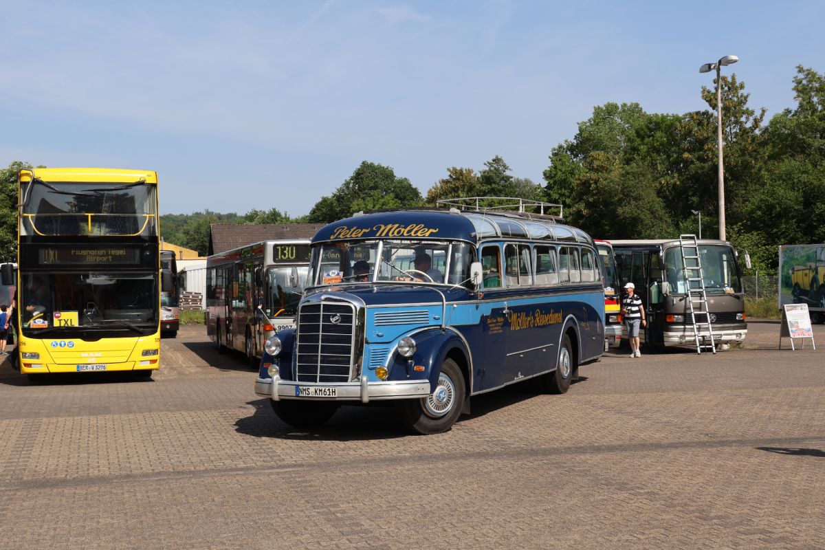 Neumünster, Mercedes-Benz O3500 # NMS-KM 61H; Siegen — 130 Jahre erste Motor-Omnibus-Linie (Deuz-Netphen-Siegen)