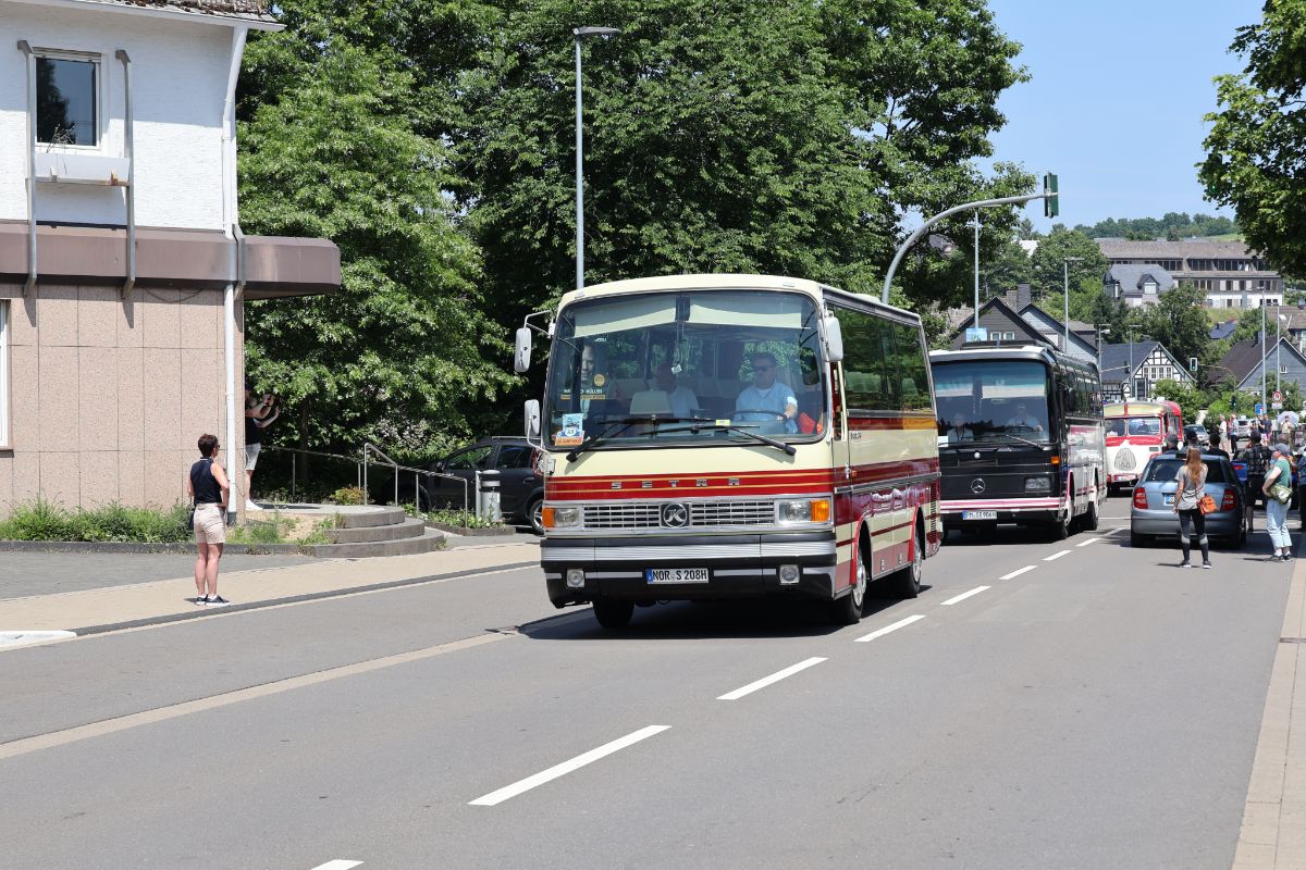 Norden, Setra S208H # 493; Siegen — 130 Jahre erste Motor-Omnibus-Linie (Deuz-Netphen-Siegen)