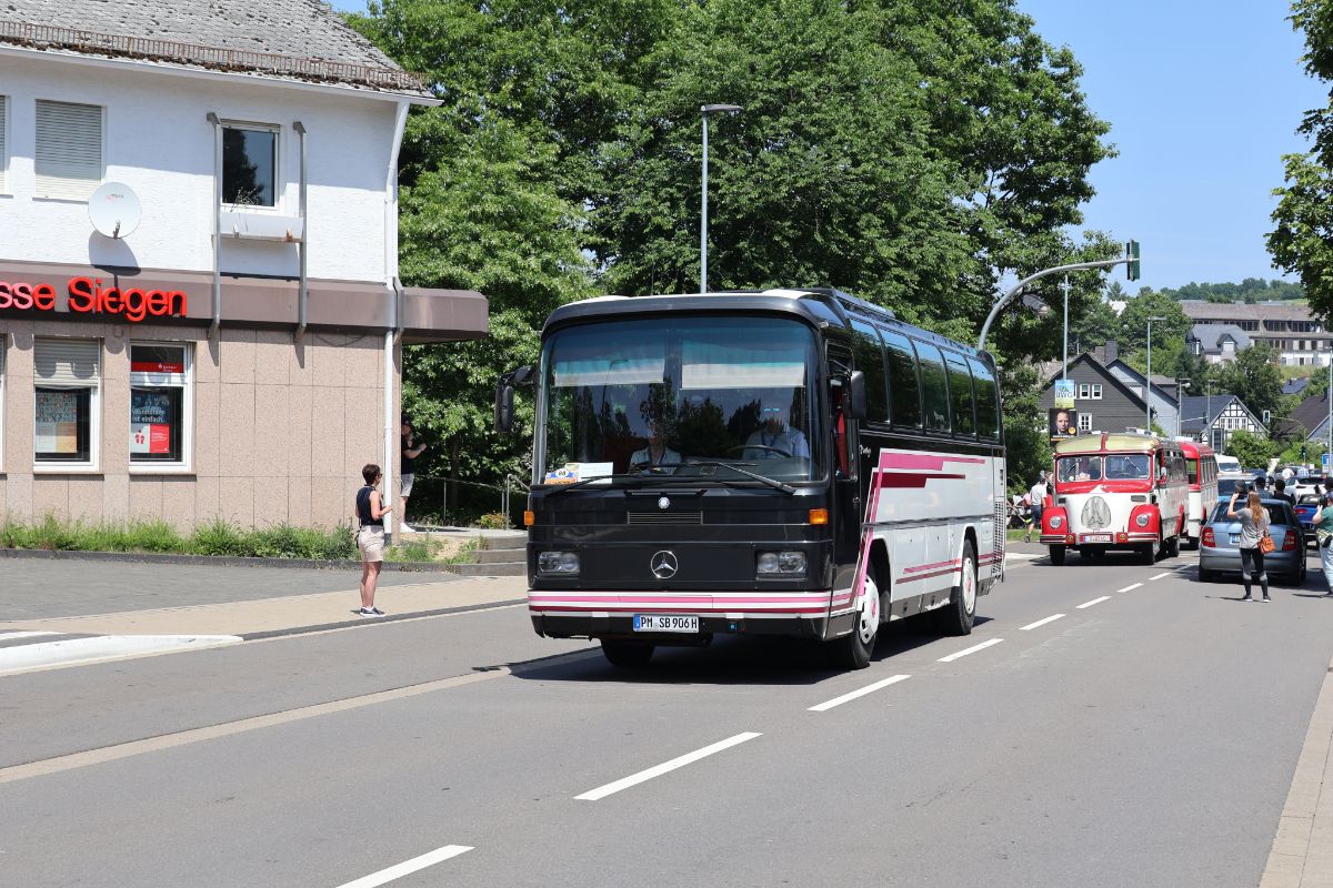 Bad Belzig, Mercedes-Benz O303 # PM-SB 906H; Siegen — 130 Jahre erste Motor-Omnibus-Linie (Deuz-Netphen-Siegen)