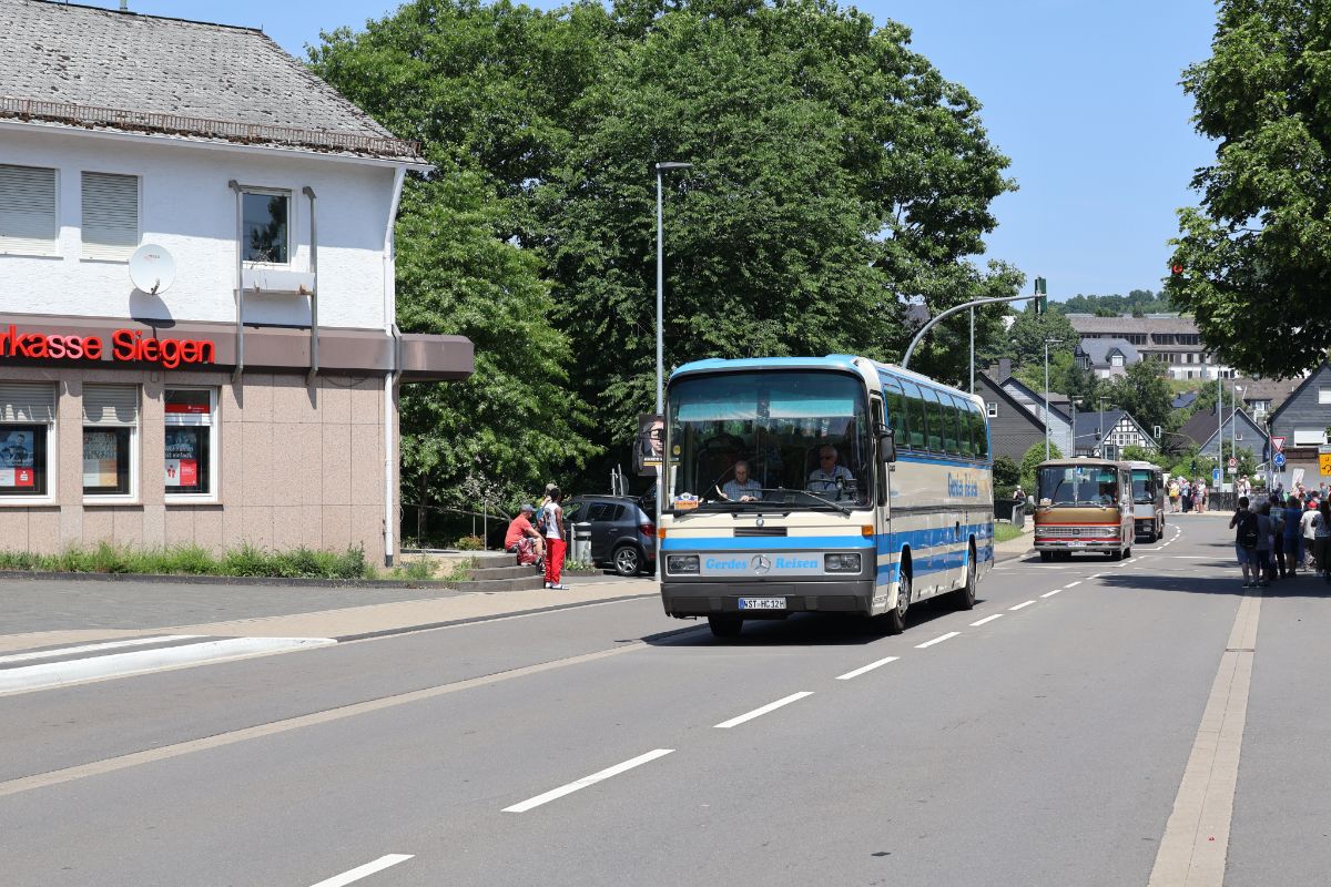 Westerstede, Mercedes-Benz O303 # 493; Siegen — 130 Jahre erste Motor-Omnibus-Linie (Deuz-Netphen-Siegen)