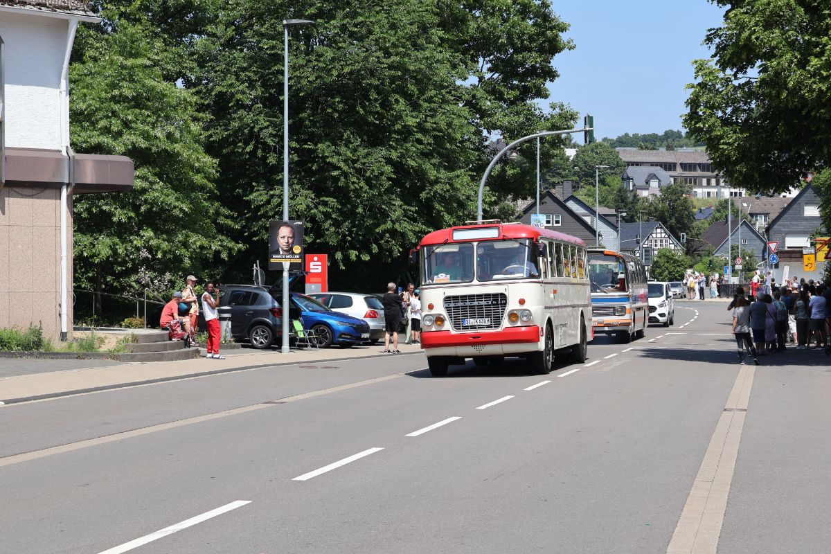 Siegen, Ikarus 630.** # SI-IK 630H; Siegen — 130 Jahre erste Motor-Omnibus-Linie (Deuz-Netphen-Siegen)