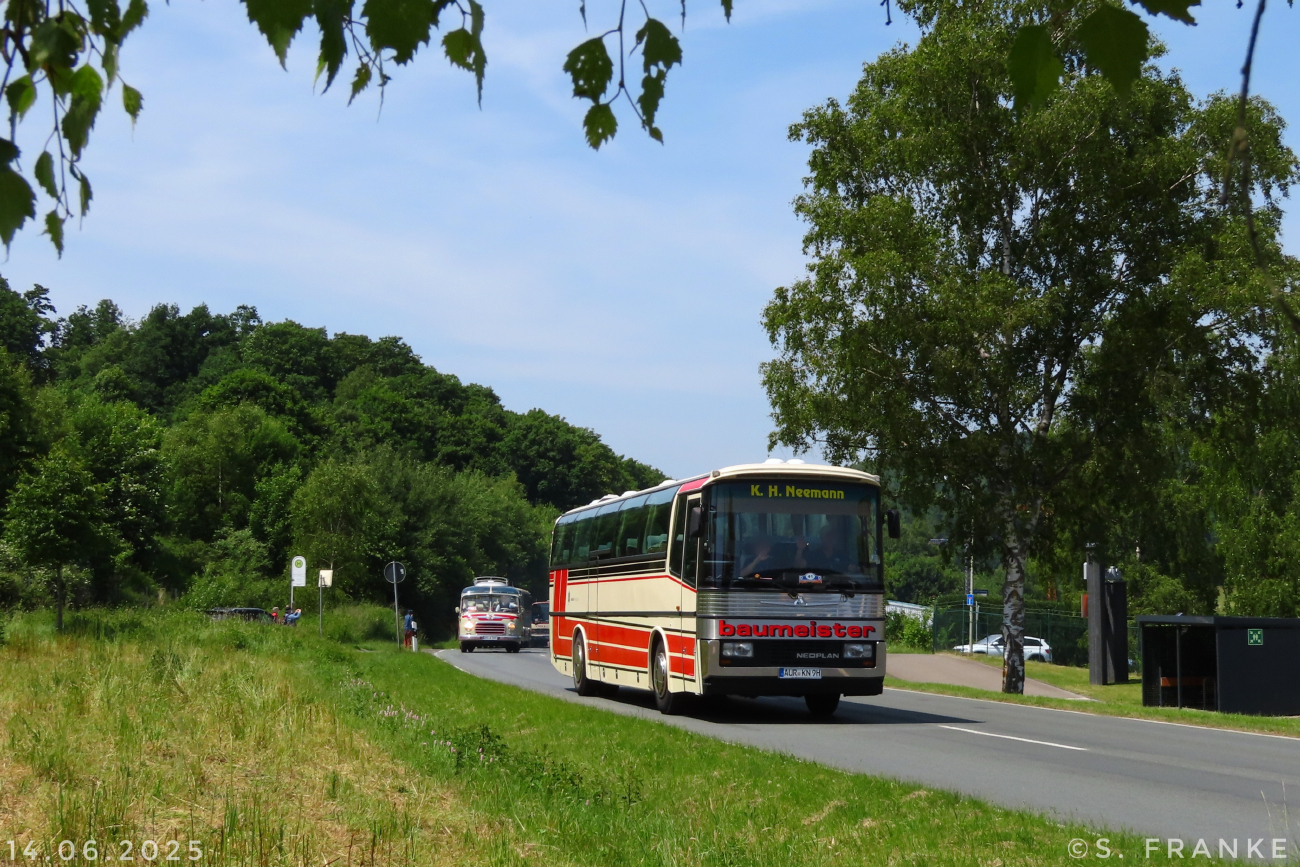 Aurich, Neoplan N216H Jetliner # AUR-KN 9H; Siegen — 130 Jahre erste Motor-Omnibus-Linie (Deuz-Netphen-Siegen)