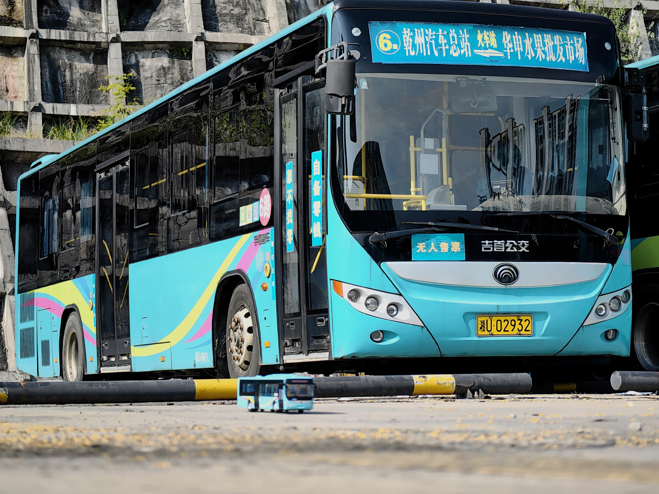 Xiangxi Tujia and Miao AP, Yutong # 湘U 02932; Bus models; Photo creativitiy