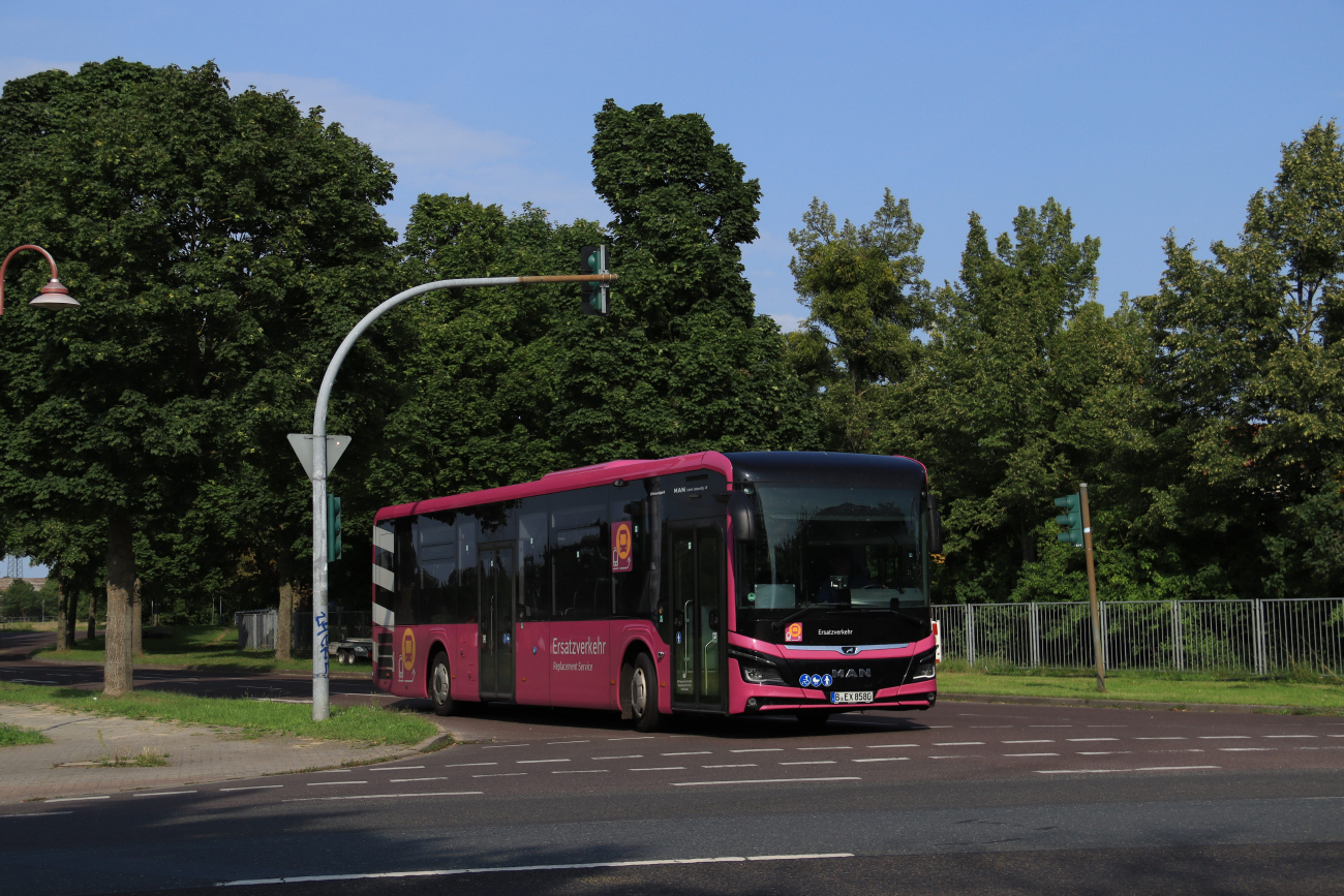 Berlin, MAN 43C Lion's Intercity Ü LE360 EfficientHybrid # 858