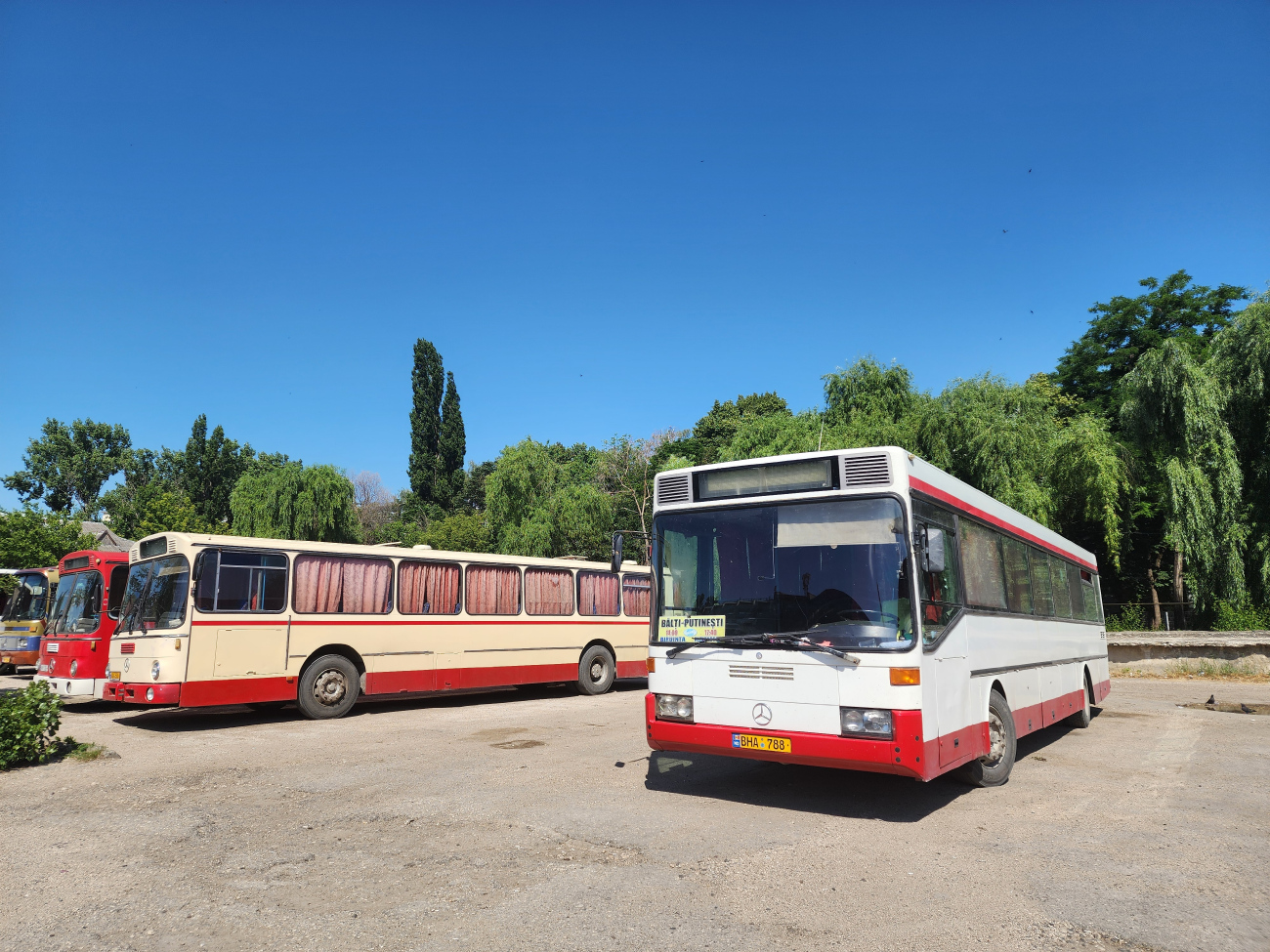 Bălți, Mercedes-Benz O407 # BHA 788; Bălți, Mercedes-Benz O307 # NAW 580