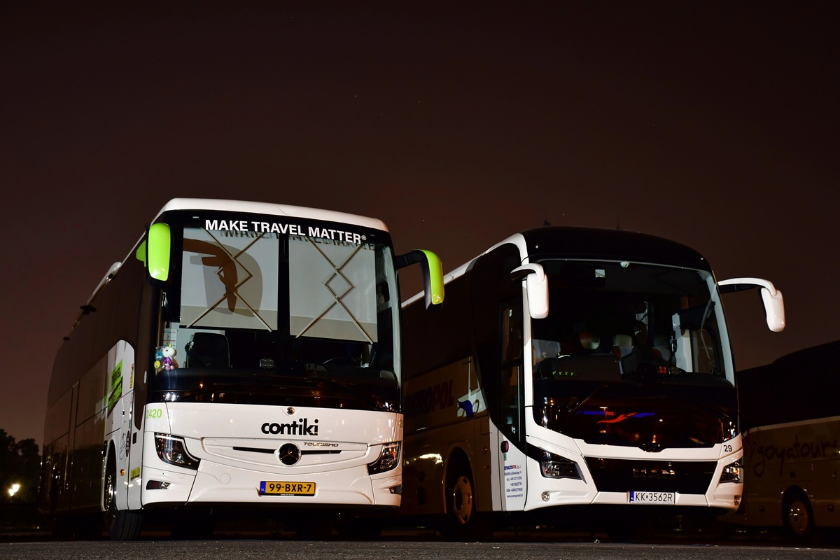 Rotterdam, Mercedes-Benz Tourismo III 16RHD M/2 # 2420; Kraków, MAN R07 Lion's Coach RHC484 # KK 3562R