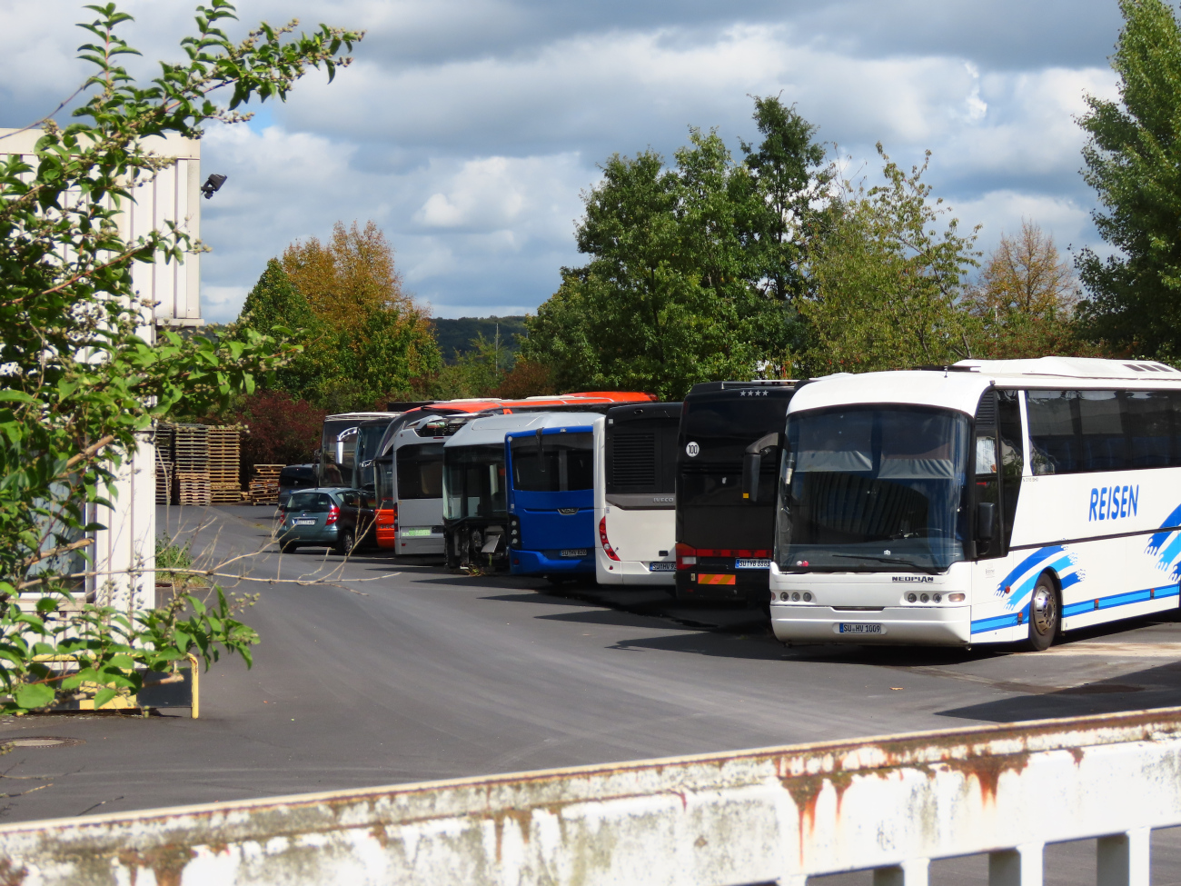 Siegburg, Neoplan N3316SHD Euroliner # SU-HV 1009; Siegburg, Volvo 7900 Hybrid # [ohne Zul.]; Siegburg, Volvo 7900 Hybrid # [ohne Zul.]