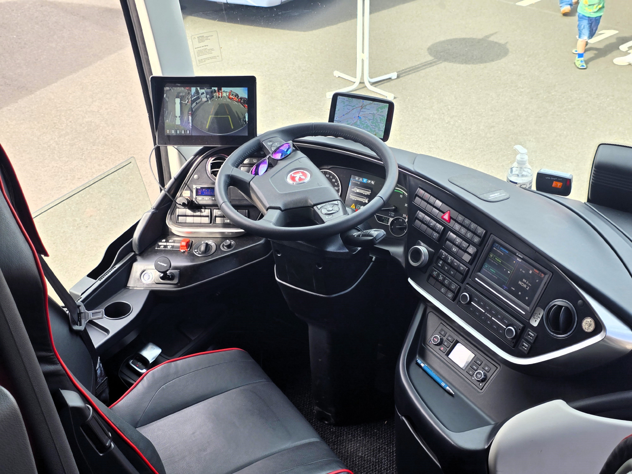 Düsseldorf, Setra S517HDH # D-F 95