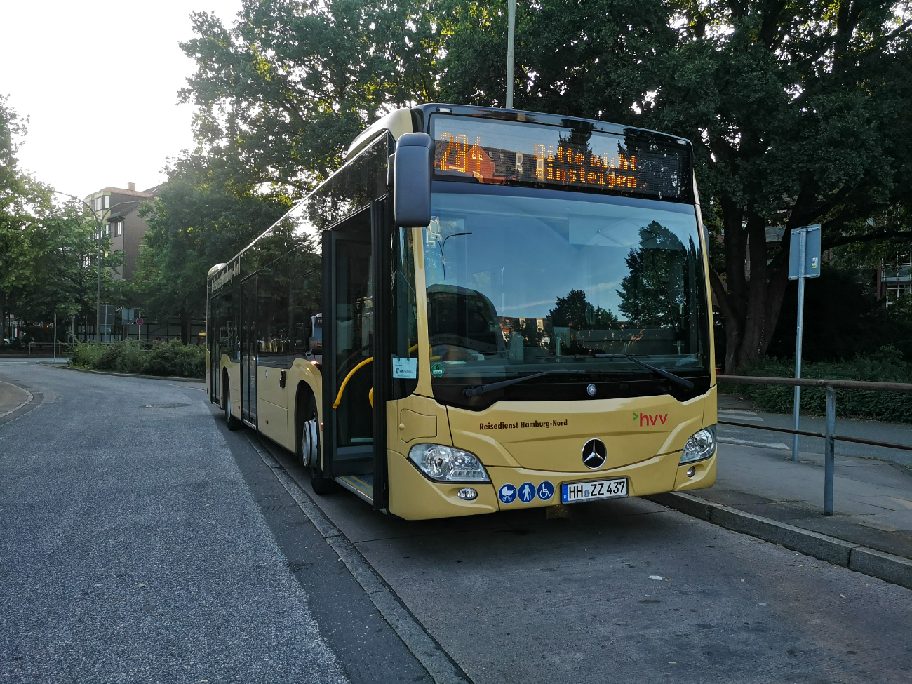 Hamburg, Mercedes-Benz Citaro C2 # HH-ZZ 437